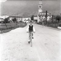 Bambino in bicicletta