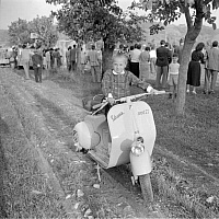 Bambina su vespa