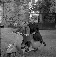 Fratelli in sella alla Vespa