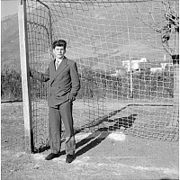 Mario Barigazzi davanti porta da calcio