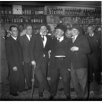 Ritratto di amici al bar