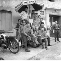 Foto di gruppo davanti all'ex trattoria Al Capelo