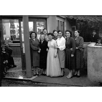 Amiche in posa di fronte alla Osteria alla Colonna 