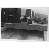 Ritratto presso la fontana della centrale idroelettrica in Loc. Bessè