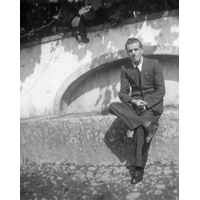 Ritratto presso la fontana della piazzetta della Crosara