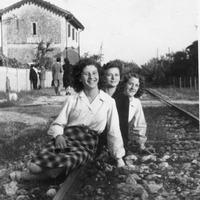 Amiche in posa sui binari della vecchia ferrovia