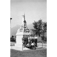 Foto di gruppo ai piedi del monumento ai caduti