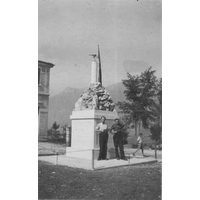 In posa presso il monumento ai caduti