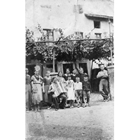 Foto di gruppo presso la casa dei Pastorello