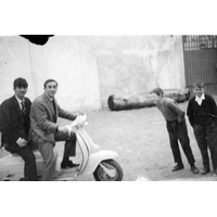 Ragazzi in vespa su Piazzetta della Crosara